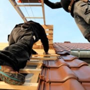 To medarbejdere arbejder på et nyt tag i Nordsjælland