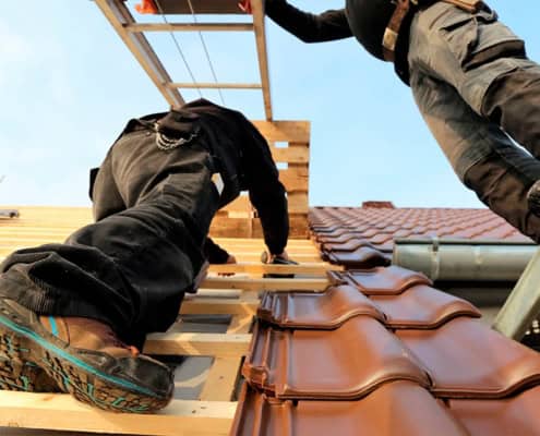 To medarbejdere arbejder på et nyt tag i Nordsjælland