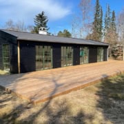 Nyt træhus med stor træterrasse i Nordsjælland