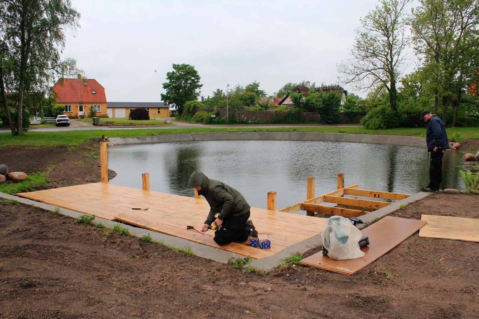 Tømrer laver træterrasse ved sø