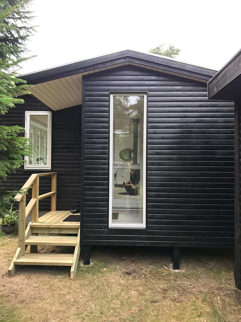 tilbygning Nybygget sortmalet træhus med trætrappe lavet af tømrer i Tisvildeleje